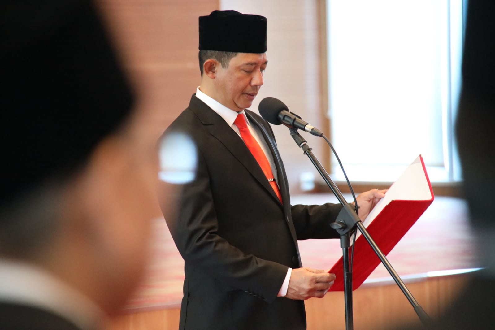 Kepala BNPB Letjen TNI Suharyanto memimpin pengambilan sumpah jabatan kepada para pejabat yang dilantik saat pelantikan Dua Belas Pejabat Administrator di Lingkungan BNPB pada Senin (12/6).
